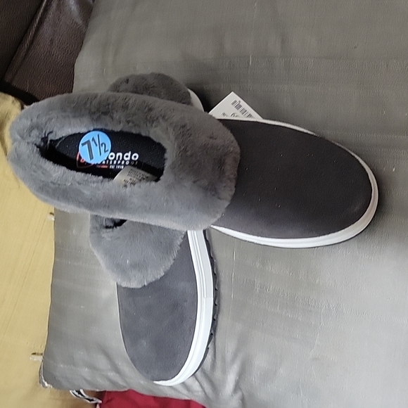 NWT Blondo waterproof slip on sneaker - Picture 1 of 7